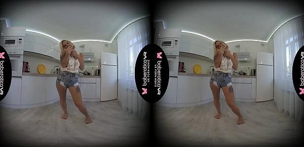  Solo babe, Cindy Key masturbates in the kitchen, in VR
